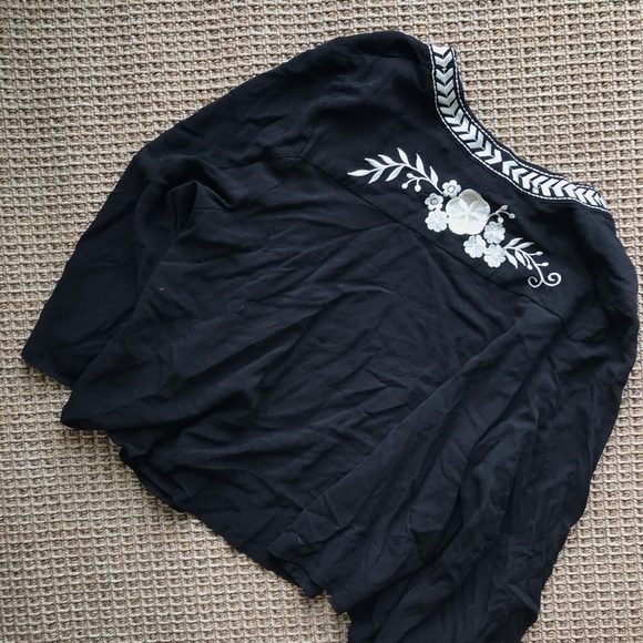 Embroidered Bell Sleeved Kimono - Picture 3 of 4